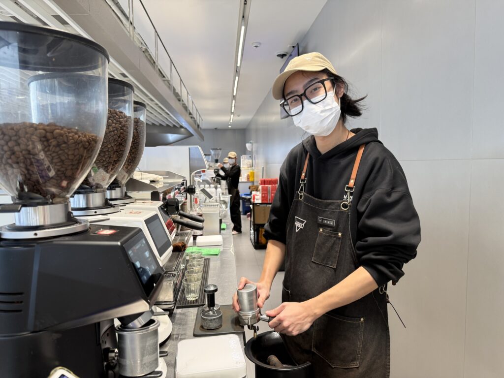 Barista. Tjener 7.000 RMB i måneden.