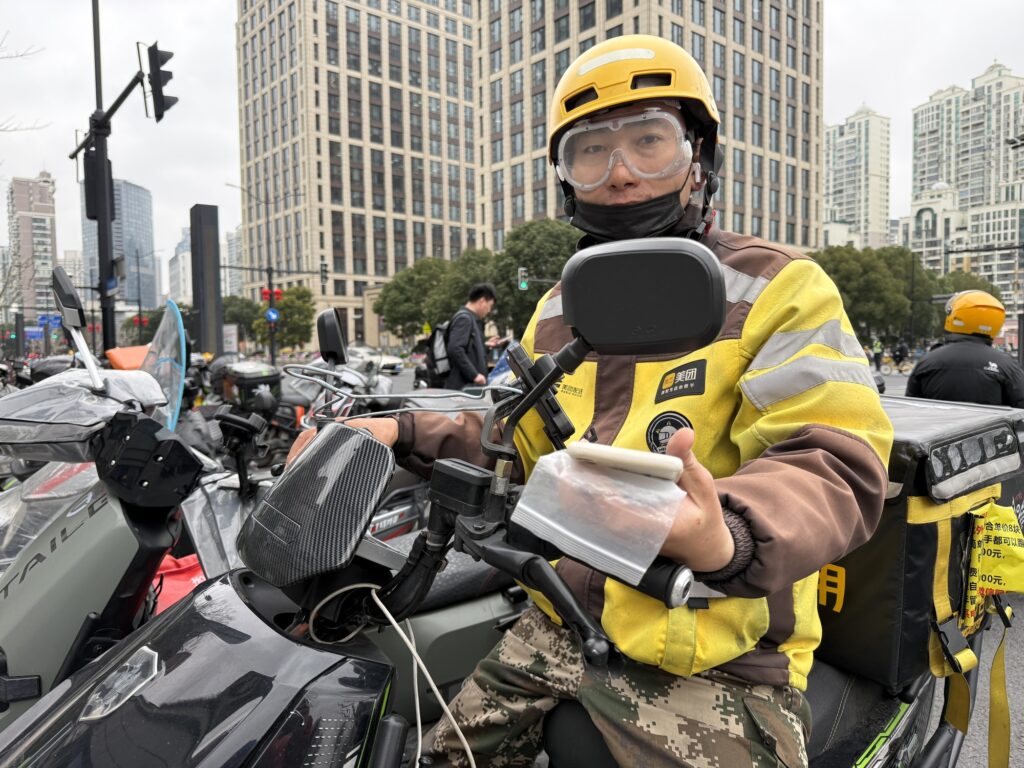 Delivery driver i Shanghai. Tjener omkring 8.000 RMB i måneden.