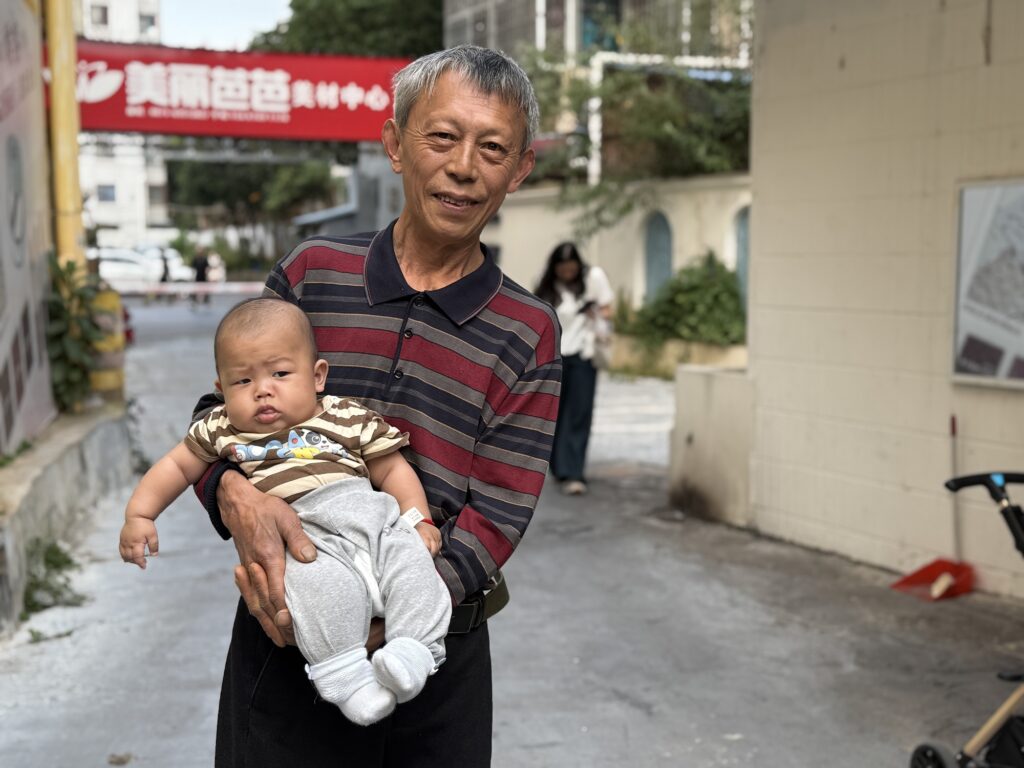 Bedstefar passer barnebarn mens forældrene arbejder i Kina
