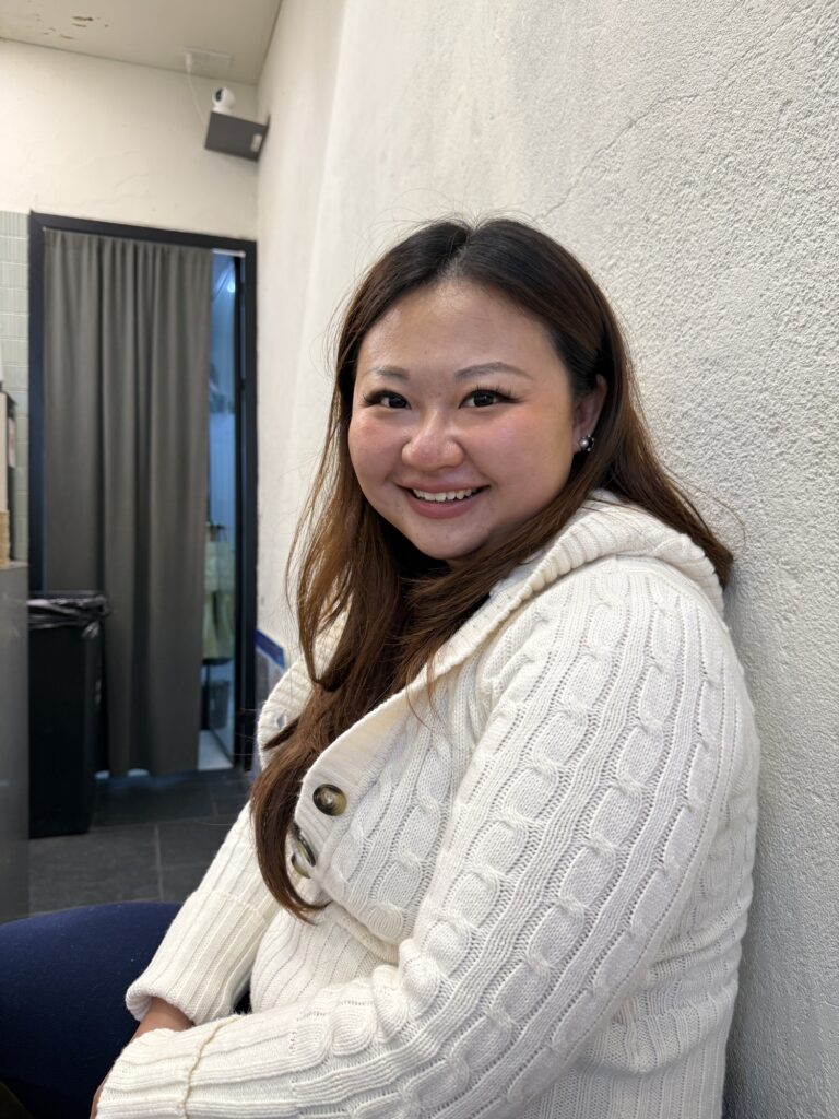 Lisa has a podcast and a YouTube-channel. She talks about sex, relationships and money.